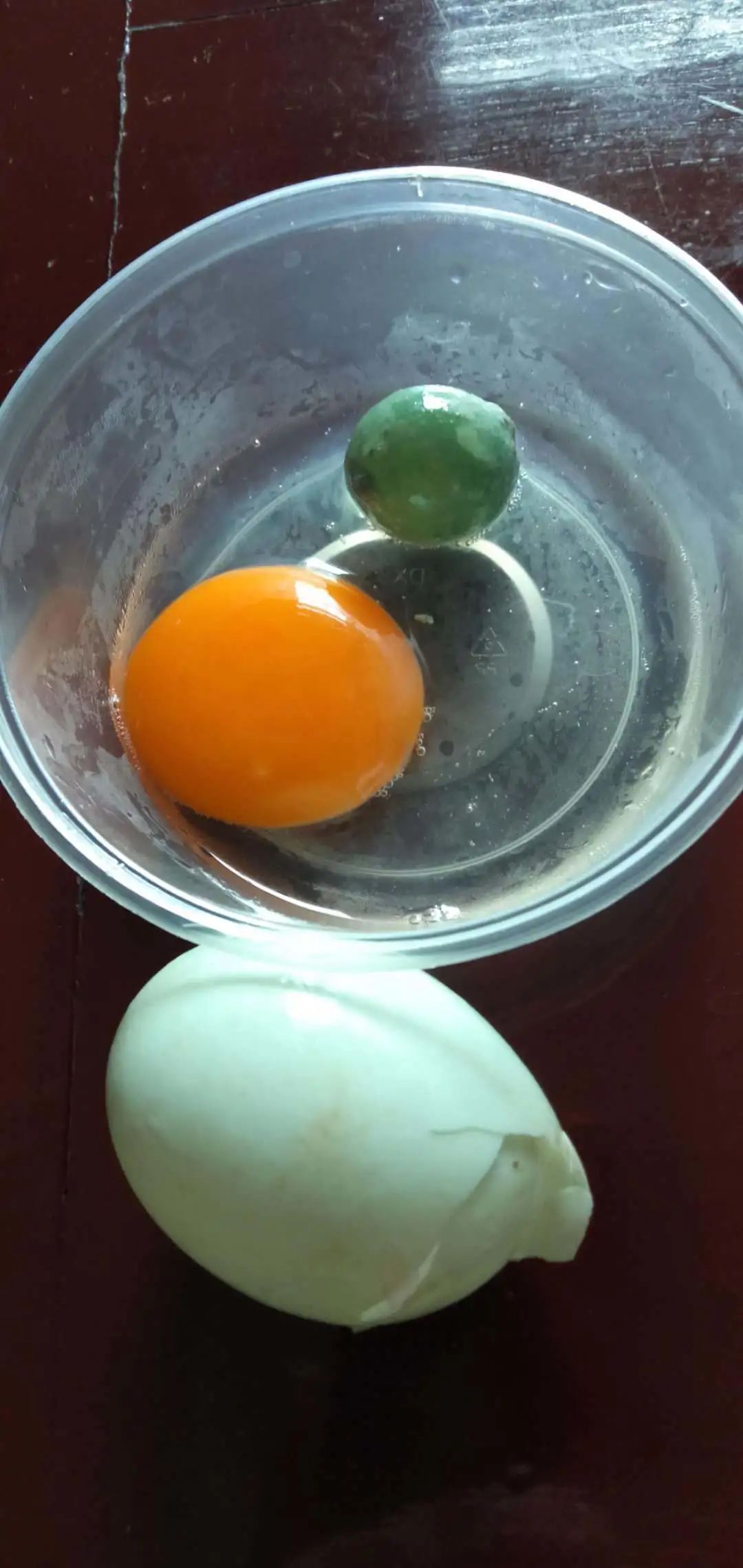 热点|怪事！杭州阿姨敲开鸭蛋，竟蹦出一颗“绿宝石”？专家这么说