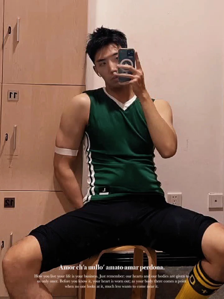 黑皮体育生摆拍是这个样子吗