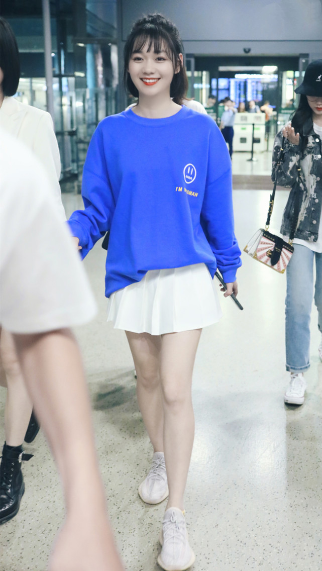 段奥娟美貌加载中,淡蓝色针织t恤搭牛仔裤运动鞋,笑容沁人心脾