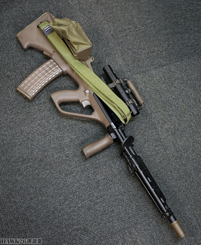 细看:日本古董店新上架的aug轻机枪 配件齐全 难得一见小细节