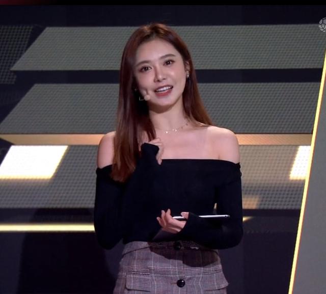 美娜今天上热搜!nba美丽女主播,解说专业,相貌美艳