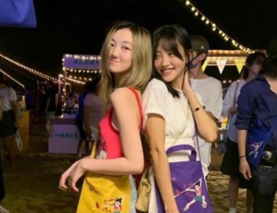 15岁李嫣和闺蜜逛环球影城,拎两万元名牌包显成熟,酷劲似王菲