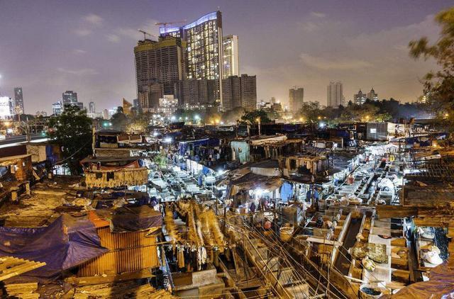 印度的富人区,为何总是挨着贫民窟?谁也离不开谁