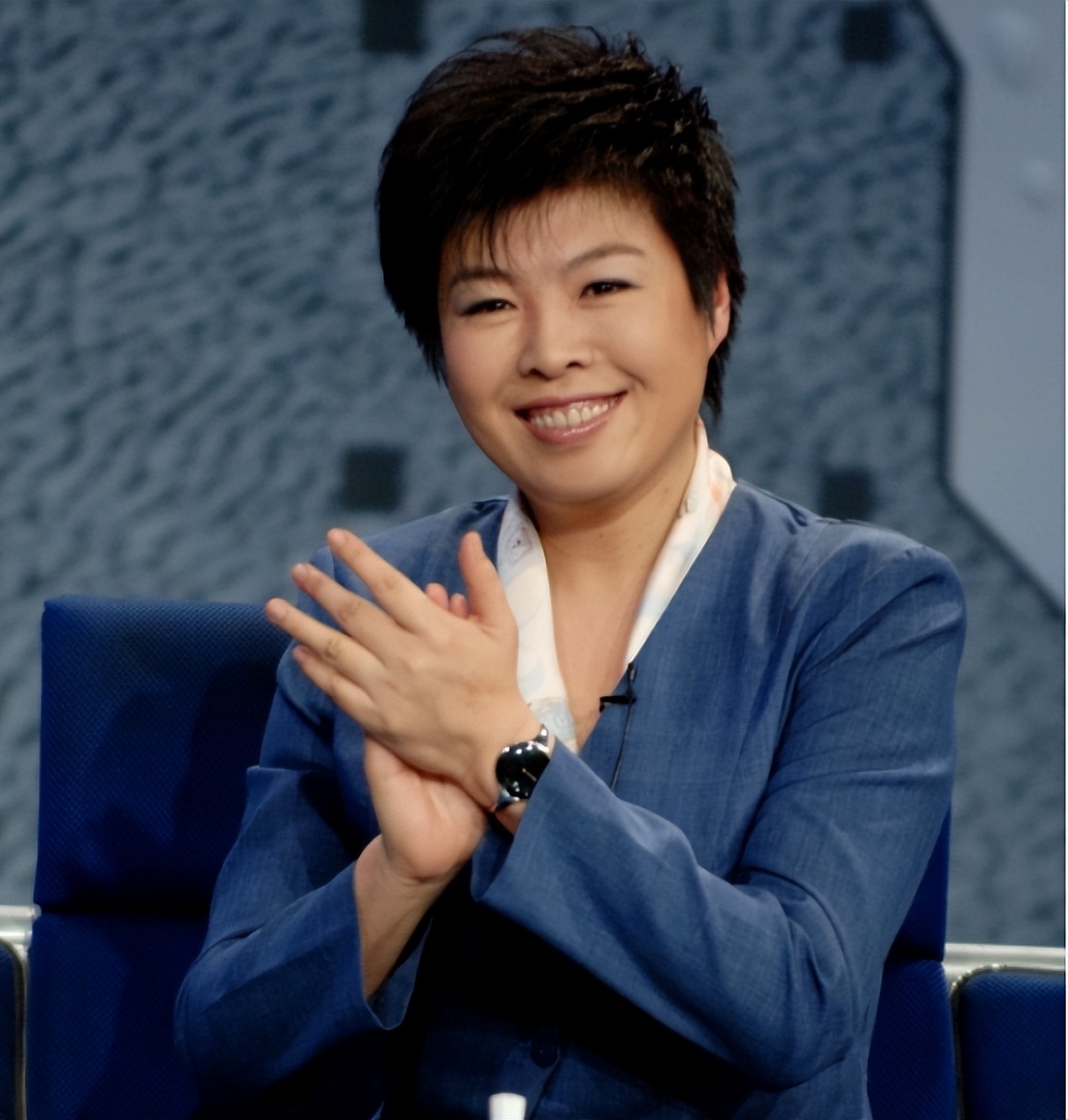 国学大师于丹,被北大众学子轰下台,被北师大革职她做错了什么?