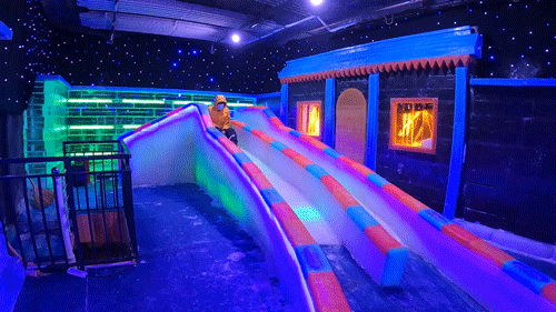 青岛冰雪魔方乐园整个乐园最最最受欢迎的,必定是这个从能从二楼滑