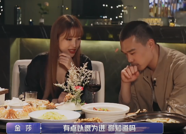 金莎嫌弃耿斯汉骑摩托,全程黑脸惹争议,网友:不喜欢就直说