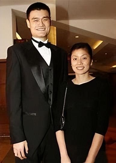 回顾43岁的姚明体重超400斤妻子风韵犹存13岁女儿身高近19米