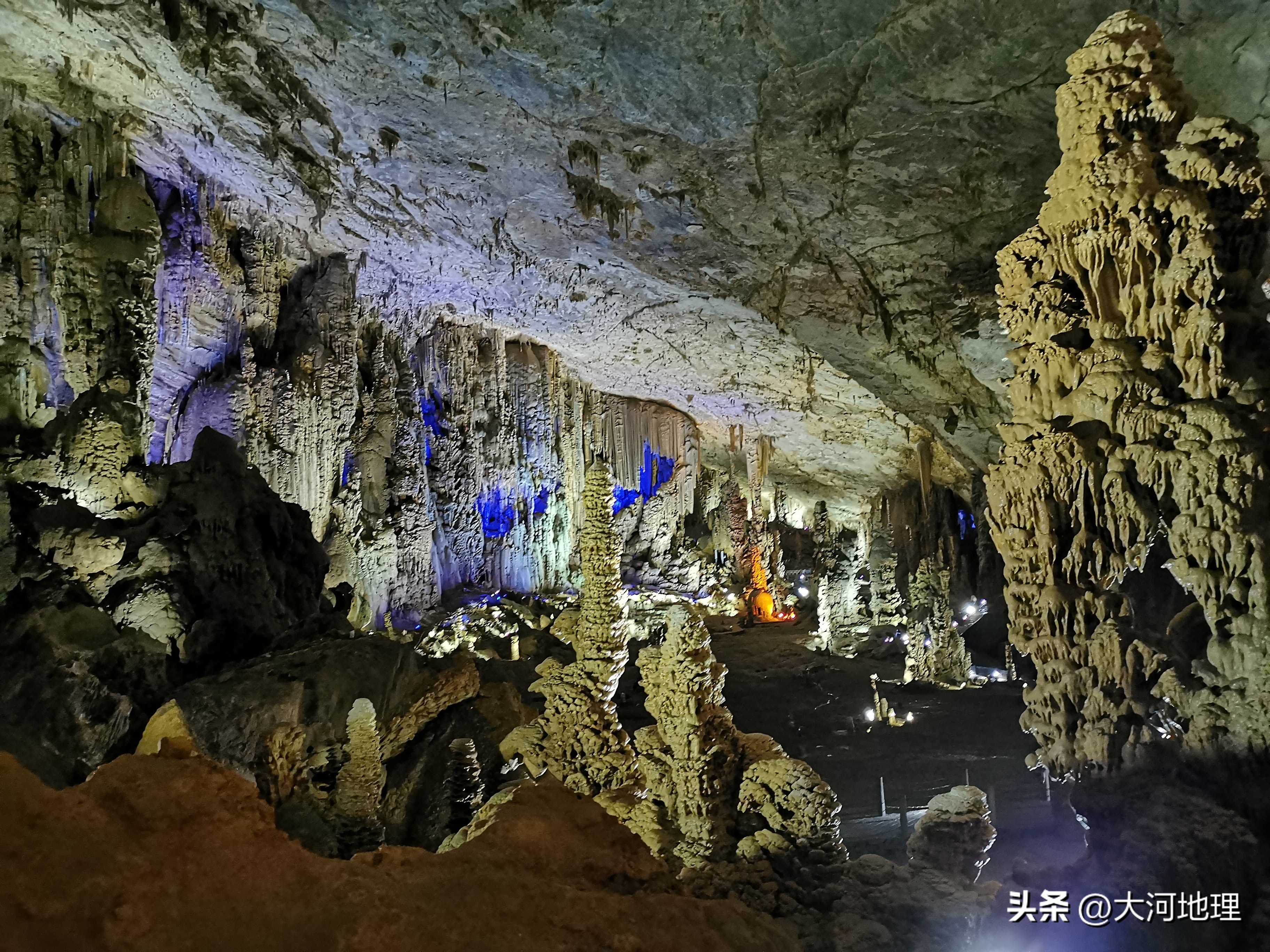 斗艳""石花斗艳"而广寒宫最值得观赏的是被称为织金洞三宝的"霸王盔"