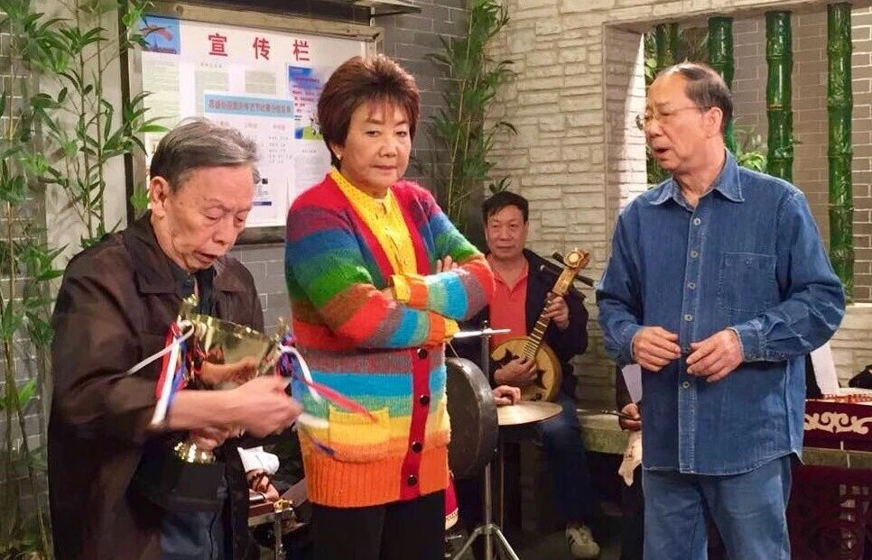 79岁的广州演员谭为基,戏里是祝师奶的丈夫,现实中是资深配音员