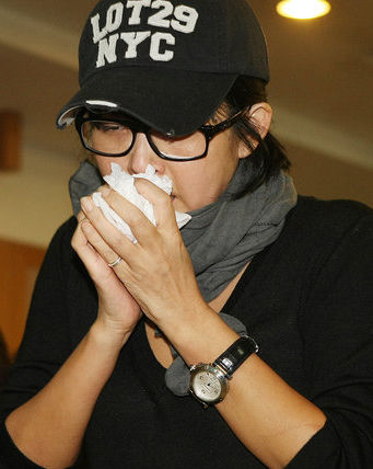 的女性职员,在网上发帖称自己知道内幕,说崔真实是向安在焕放高利贷