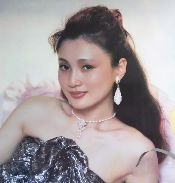 王志文的第一段感情,是和一个比自己大两届的学姐林芳兵谈的,那个时候