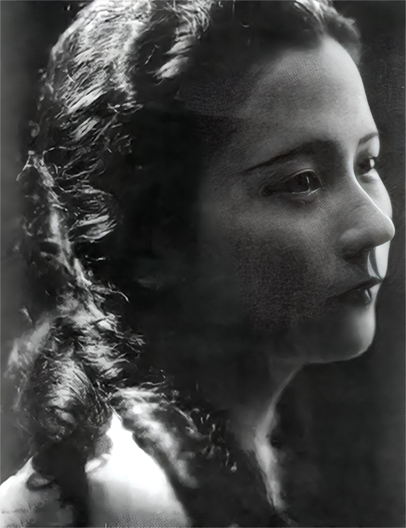 名媛裘丽琳,24岁与京剧大师私奔,生下3女才结婚,晚年结局悲惨