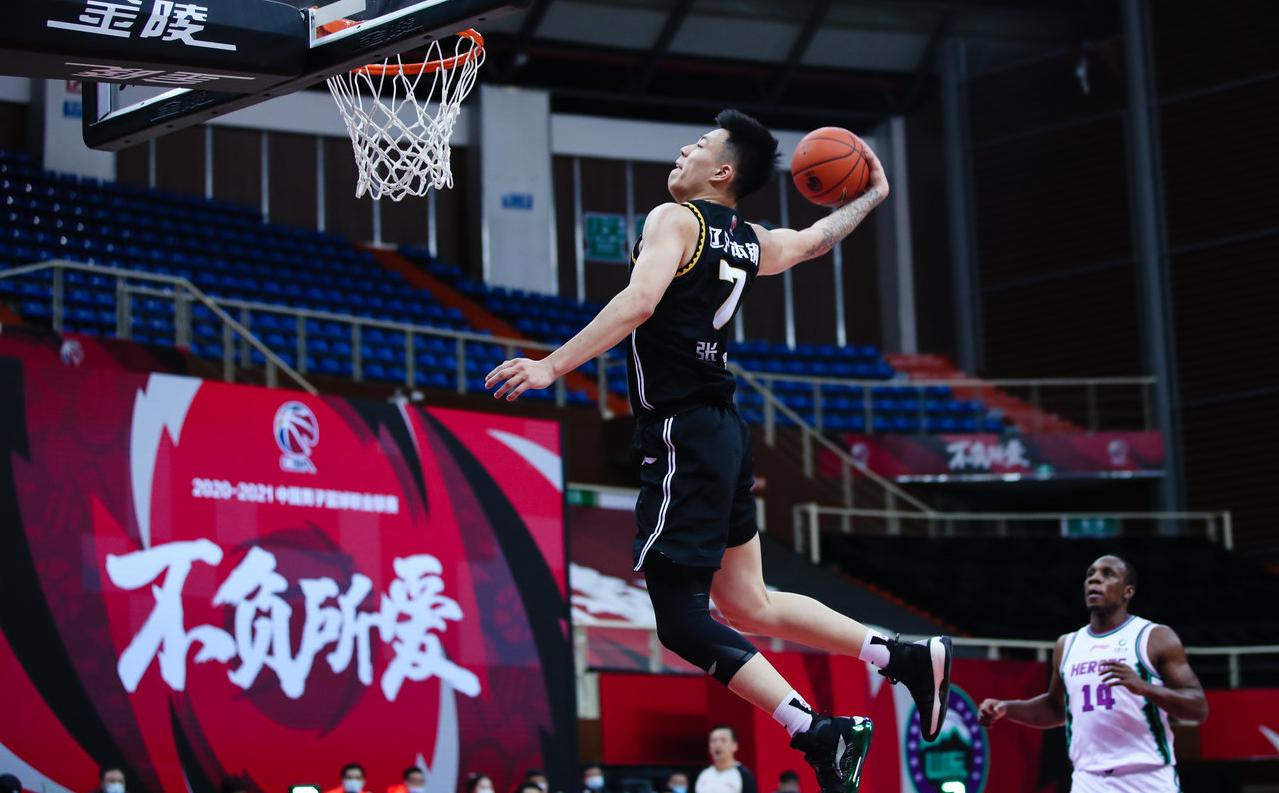 赵继伟,张镇麟的空中接力,暴扣篮筐!是本赛季cba的精彩场面