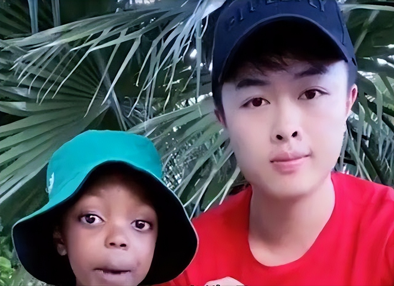 帮助非洲孩子却遭其母亲背叛,95后男子张浩,被女子要求买房