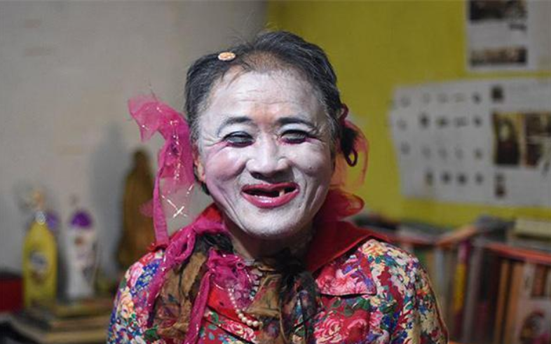 66岁"异装癖"男人捡垃圾20年还清18万:困在偏见里