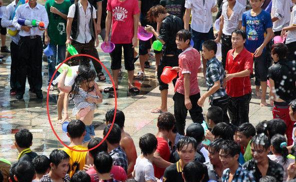 泼水节变"流氓节"?女生颜值越高被泼越狠,网友:不要大肆渲染