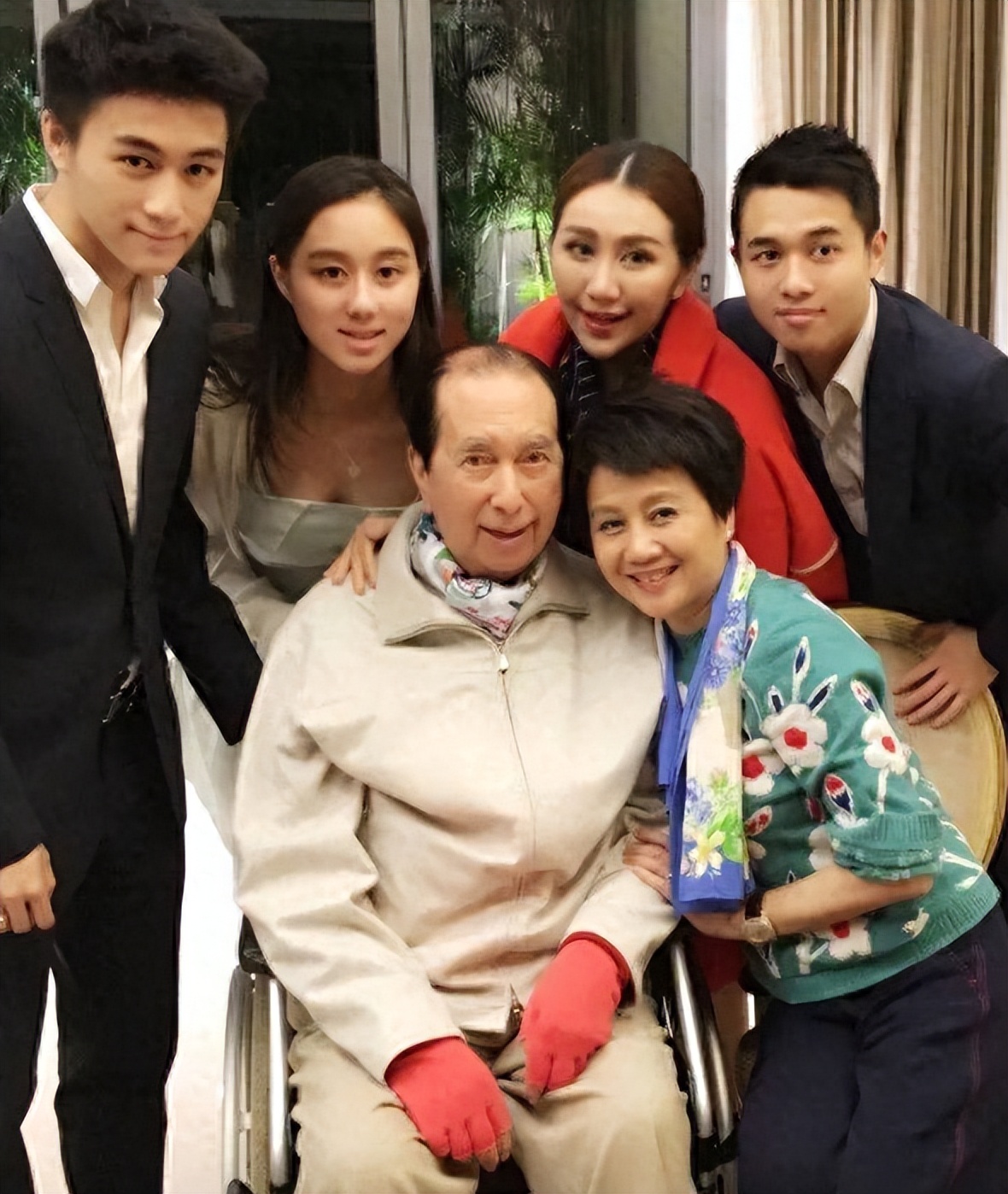 赌王四太梁安琪现身看展!背名牌包包气场强大,脸部松垮风华不再