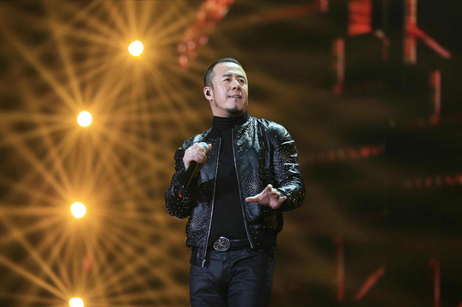 50岁的杨坤,热爱健身,肌肉感满满,网友:身材不减当年