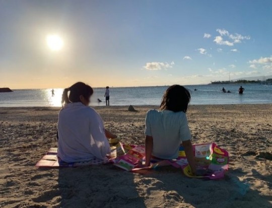 郑亨敦妻子韩有拉晒孩子照片 海滩玩水双胞胎备受瞩目