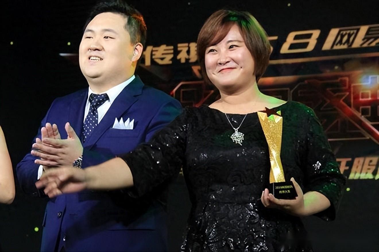 贾玲自信登场!与孙集斌携手,展现爱美的女人风采
