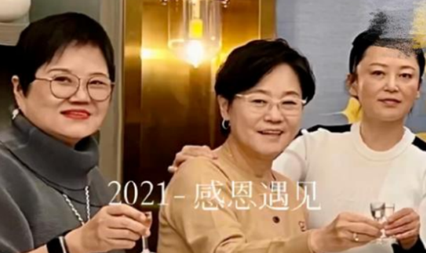 此次聚会里还有两位女导演,分别是胡玫和李少红,如今的二人在影视领域