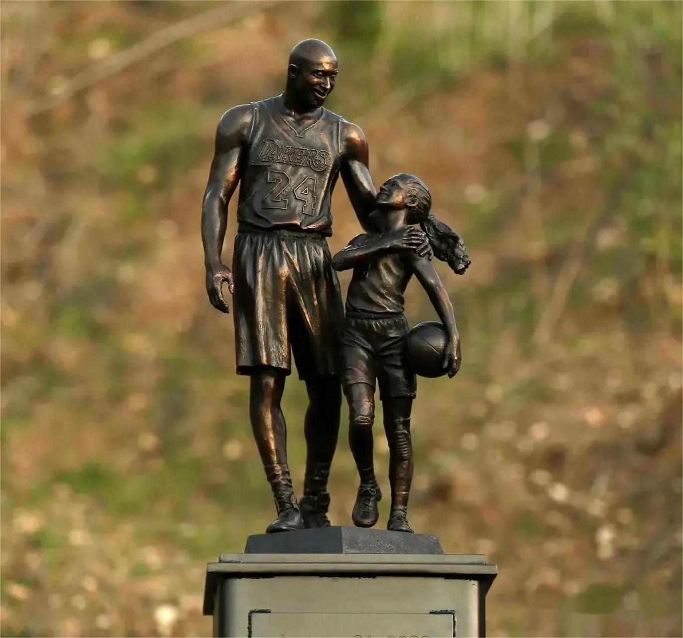 最新消息,科比雕像将于2024年8月8日揭晓,据说雕像由瓦妮莎参与设计.