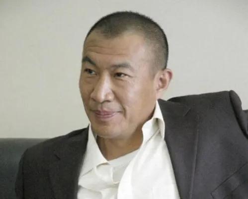 原本就是警察,演戏纯属意外,石兆琪娶普通妻子一家其乐融融