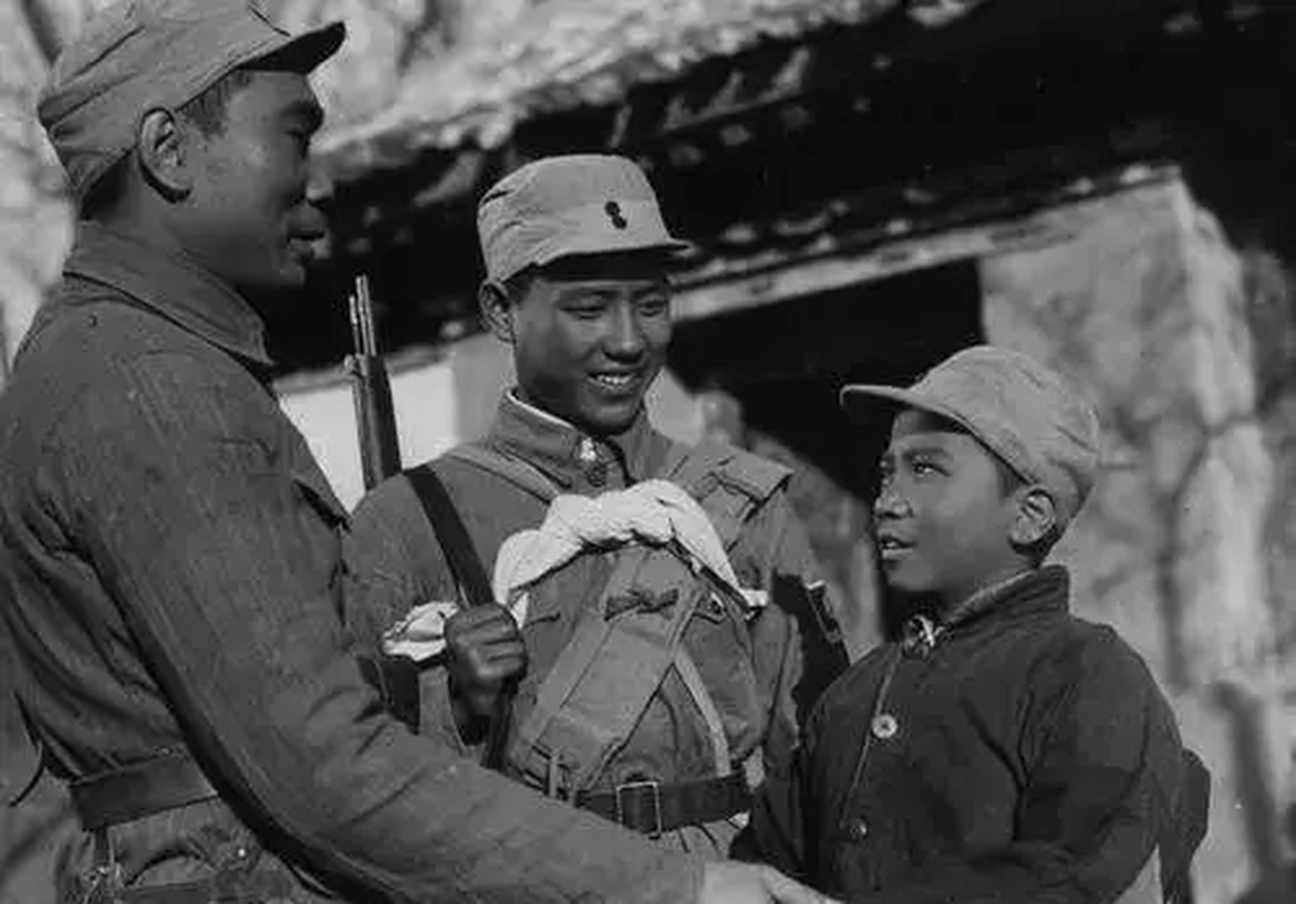 1940年,16岁的八路军战士杨二娃在送情报的路上遭遇了两只狼的追赶.