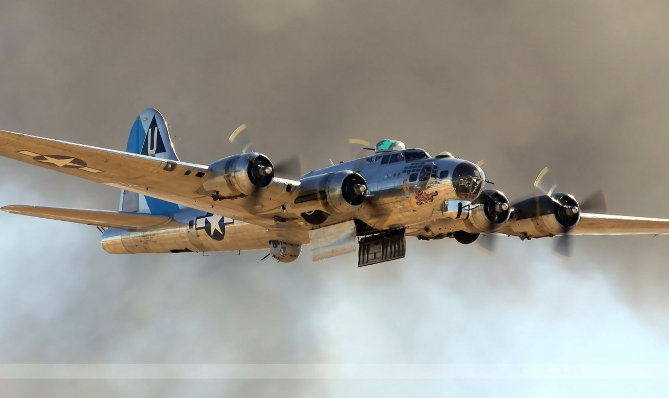 b-17轰炸机是二战期间美国空军最著名的轰炸机之一,它不仅在空中战场