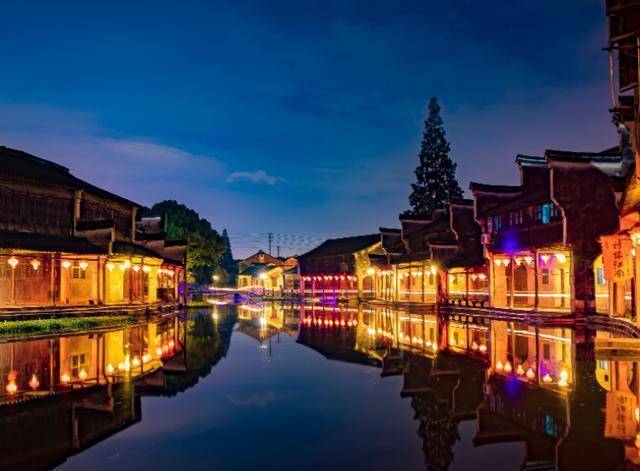 江南有两个小镇,白天门票100元,晚上下班后就免费