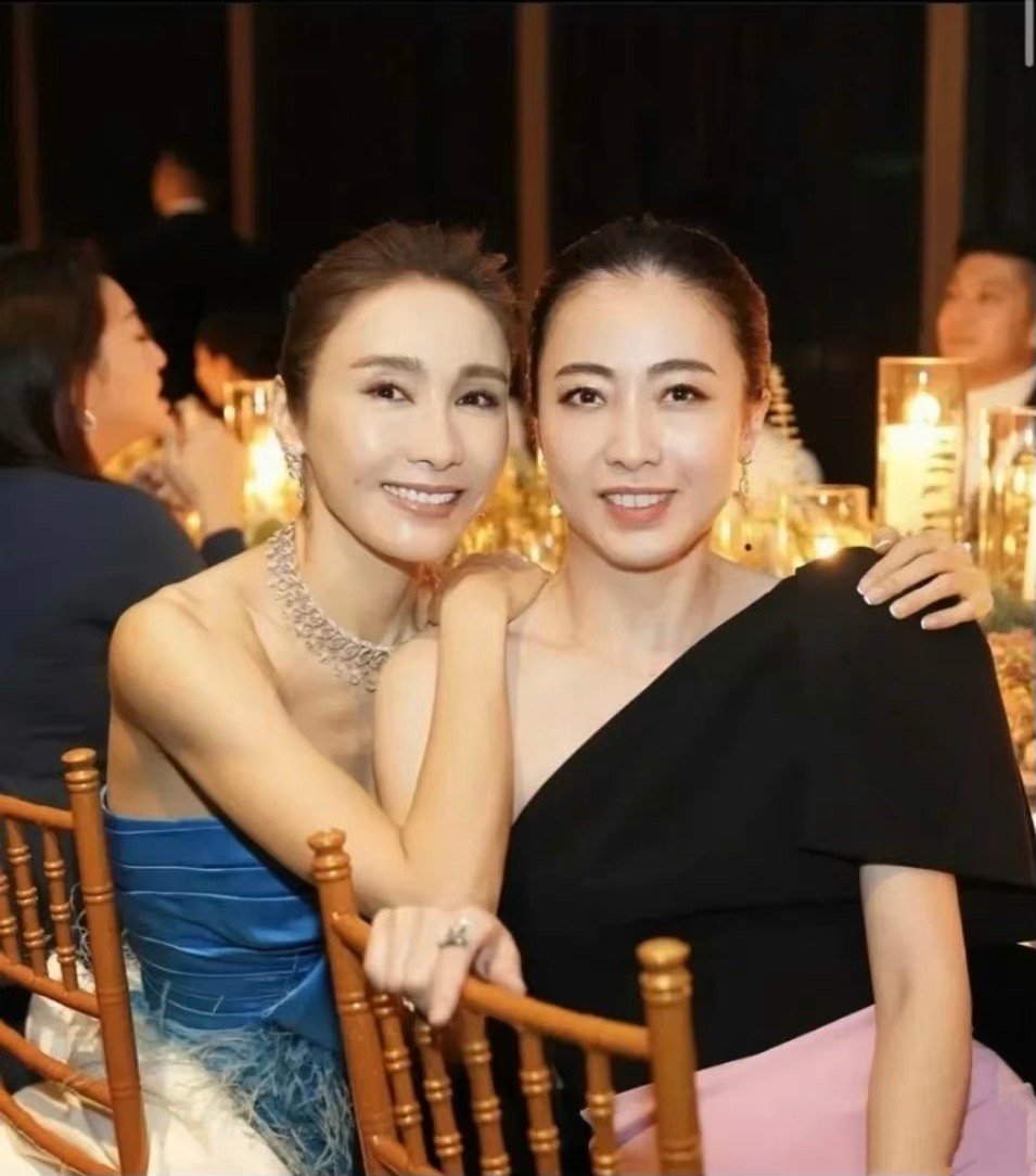 黎姿晒全家福,爸爸头发眉毛都变白了,弟弟穿粉卫衣罕见出镜