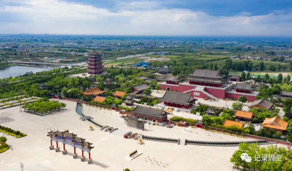 为品牌依托的曲江新区和以生态休闲为背景的周至县进行文化旅游开发