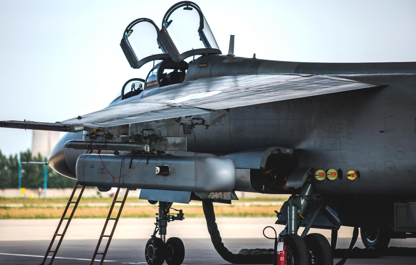 歼-16挂两个电战吊舱打火箭弹,俄军的教训让解放军训练更实战化