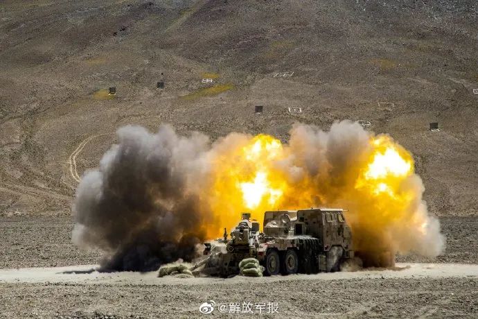 近日,新疆军区某团在海拔5000多米的高原组织炮兵分队开展新型火炮
