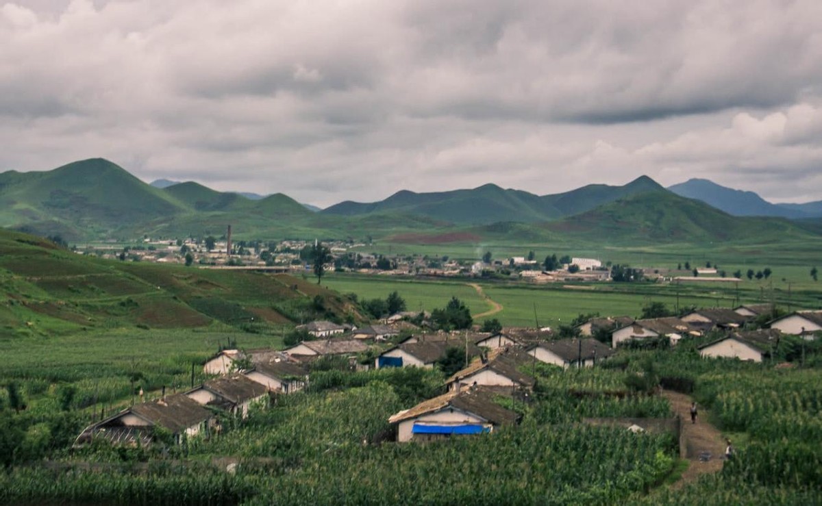 朝鲜乡村现状实拍,普遍是沙土路,日常出行用啥交通工具