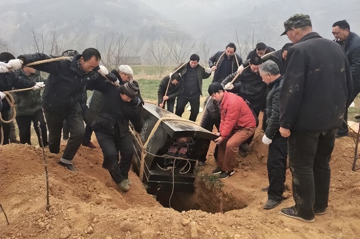 旧坟"全部迁移"?农村土葬迎"改革",知情人:有3种解决办法