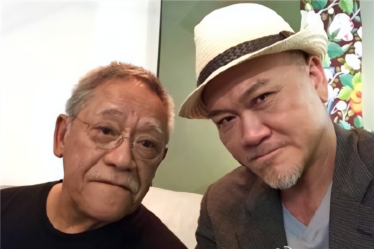 接地气!港星郑恕峰被网友偶遇独自搭地铁,获赞贴地不似内地明星