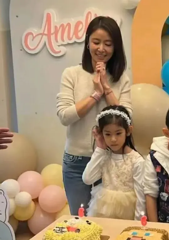 林心如罕见晒全家福,6岁小海豚脸型随妈五官像爸,净挑优点长