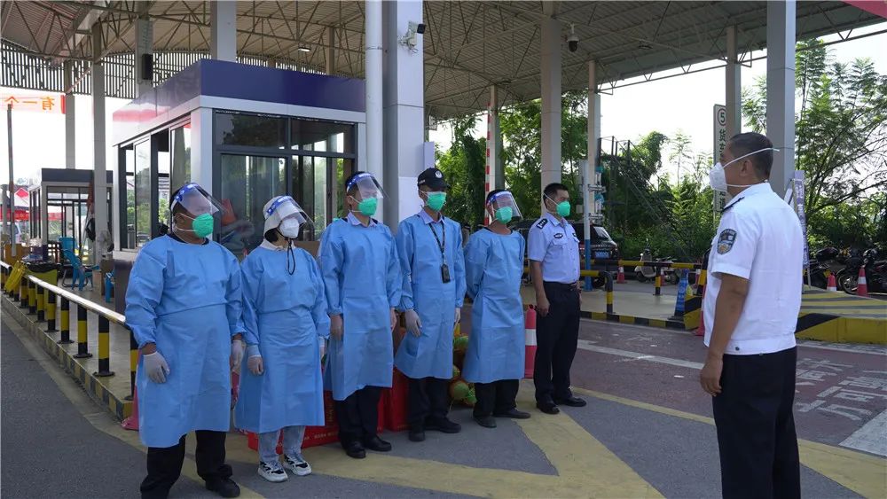 肖新卫副局长深入瑞丽市公安机关开展中秋慰问及送奖到岗活动