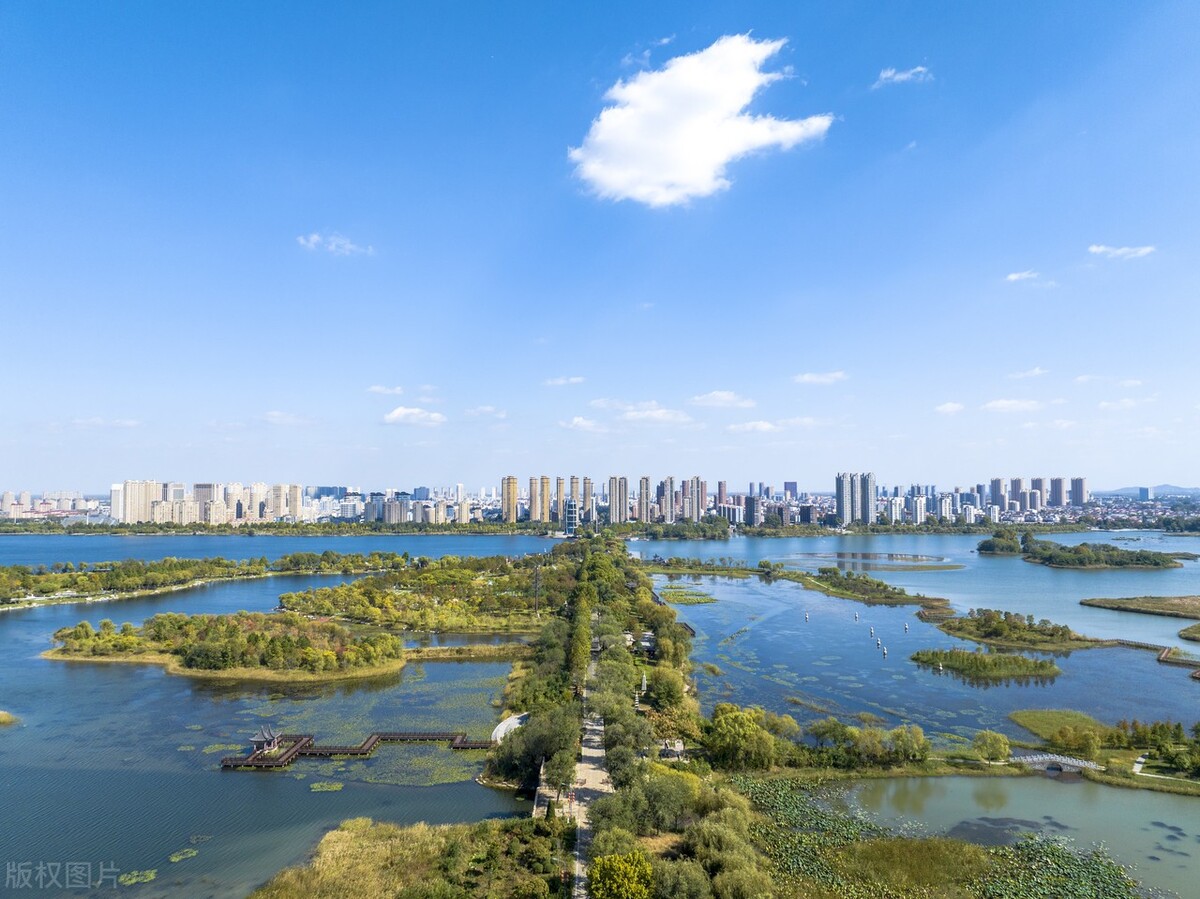 江苏省连云港市东海县的西双湖湿地公园,在蓝天白云的映衬下