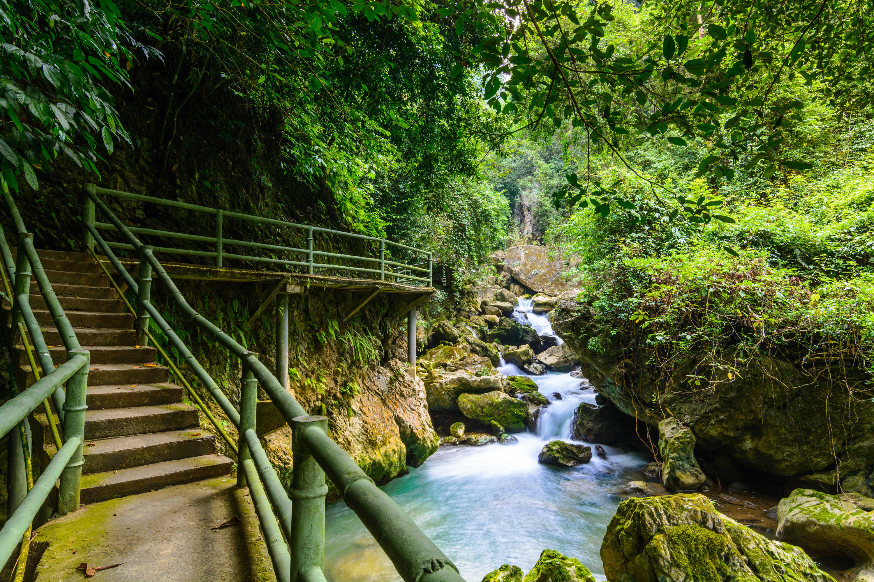 古龙山大峡谷风景区,是国家aaaa级景区,位于广西靖西市湖润镇,集峡谷