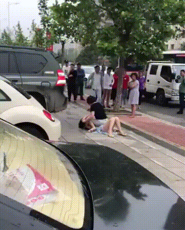 女子街头暴打小三扒胸衣,“你有几分姿色了不起啊?!” - 第3张 - 朱身勇 女子街头暴打小三扒胸衣,“你有几分姿色了不起啊?!” - 第3张