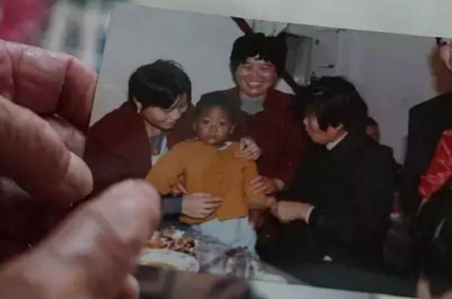 01 好心阿婆草丛捡到"黑小孩"