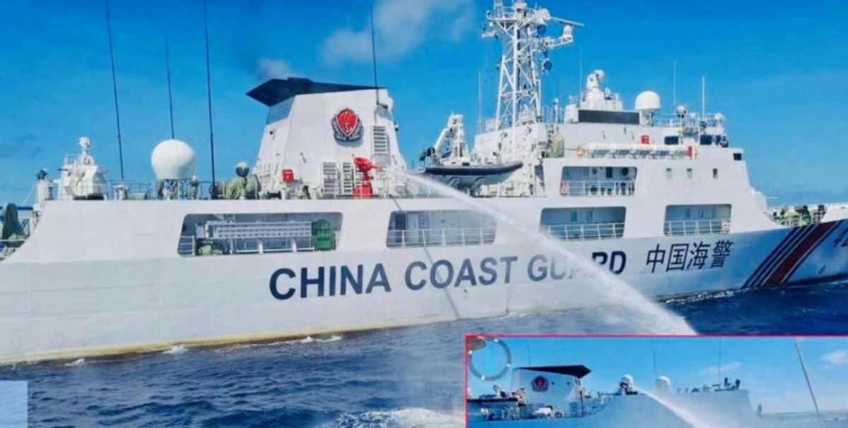 坚决驱离维护主权,中国海警船水炮猛烈"开火",菲舰避无可避