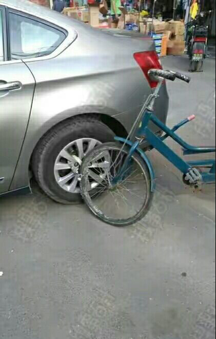 搞笑图集:找不到地方锁车,只能这么办了!