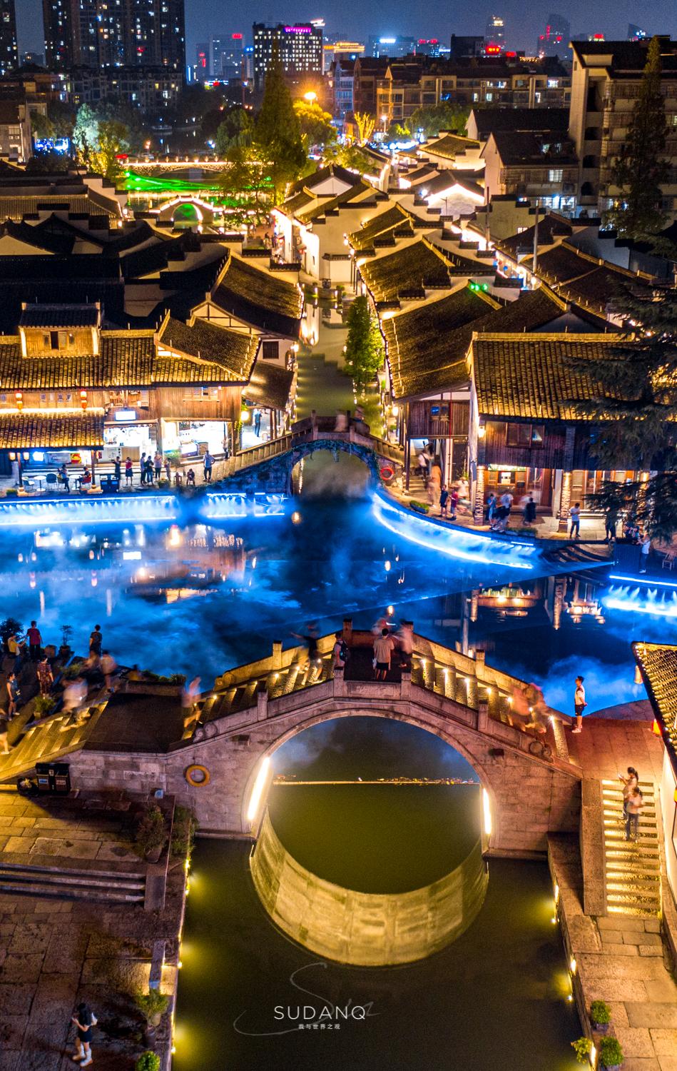 金秋图文动态创作节# 柯桥古镇夜景如仙境,华灯初上时,水雾缭绕,倒忖