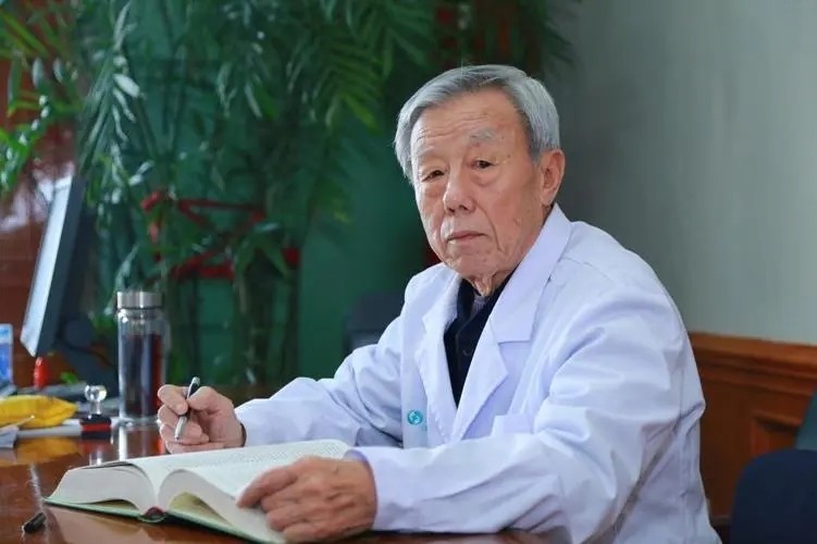 张静生:从山区中医到擅长治痿症的国医大师,他的人生令人赞佩