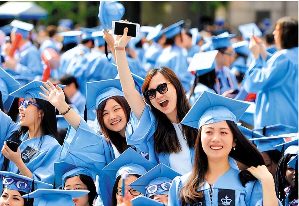 中国留学生毕业典礼空翻登场,引全场欢呼,国内网友有不同意见