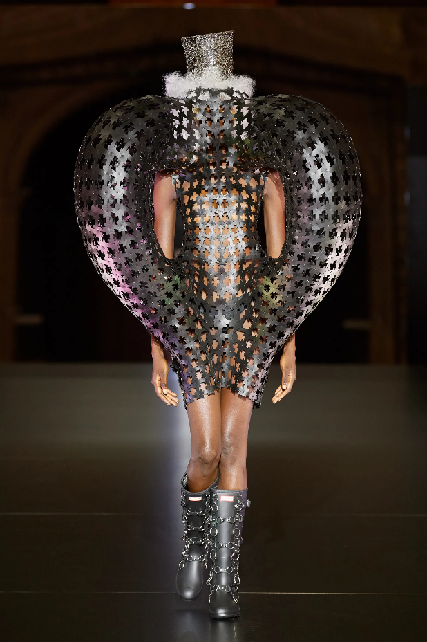 这届时装周看完,网友夜里都不敢上厕所