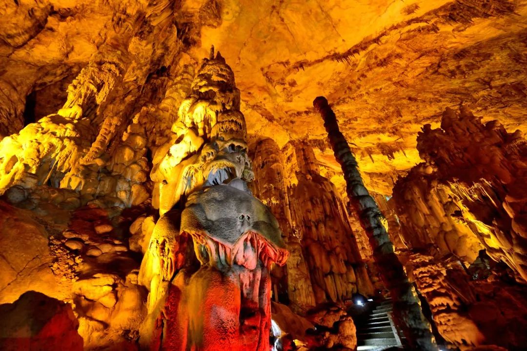 ",缥缈的"铁山云雾" 深奥的"广寒宫",神秘的"灵霄殿" 栩栩如生的"普贤